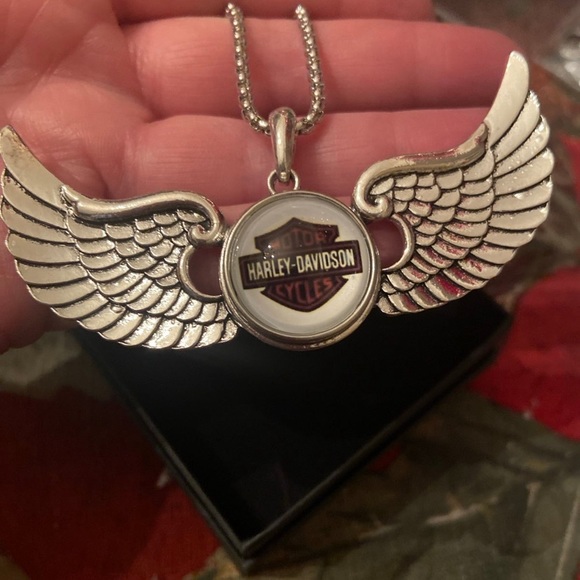 - HD Snap Button Wing Necklace - Picture 3 of 7